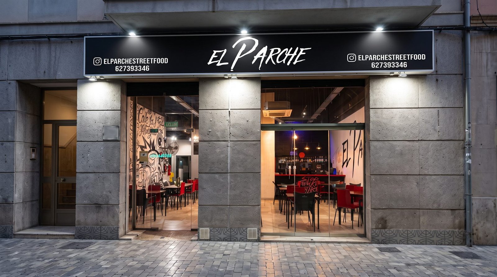 Fachada de El Parche Street Food en Palma, iluminada al anochecer